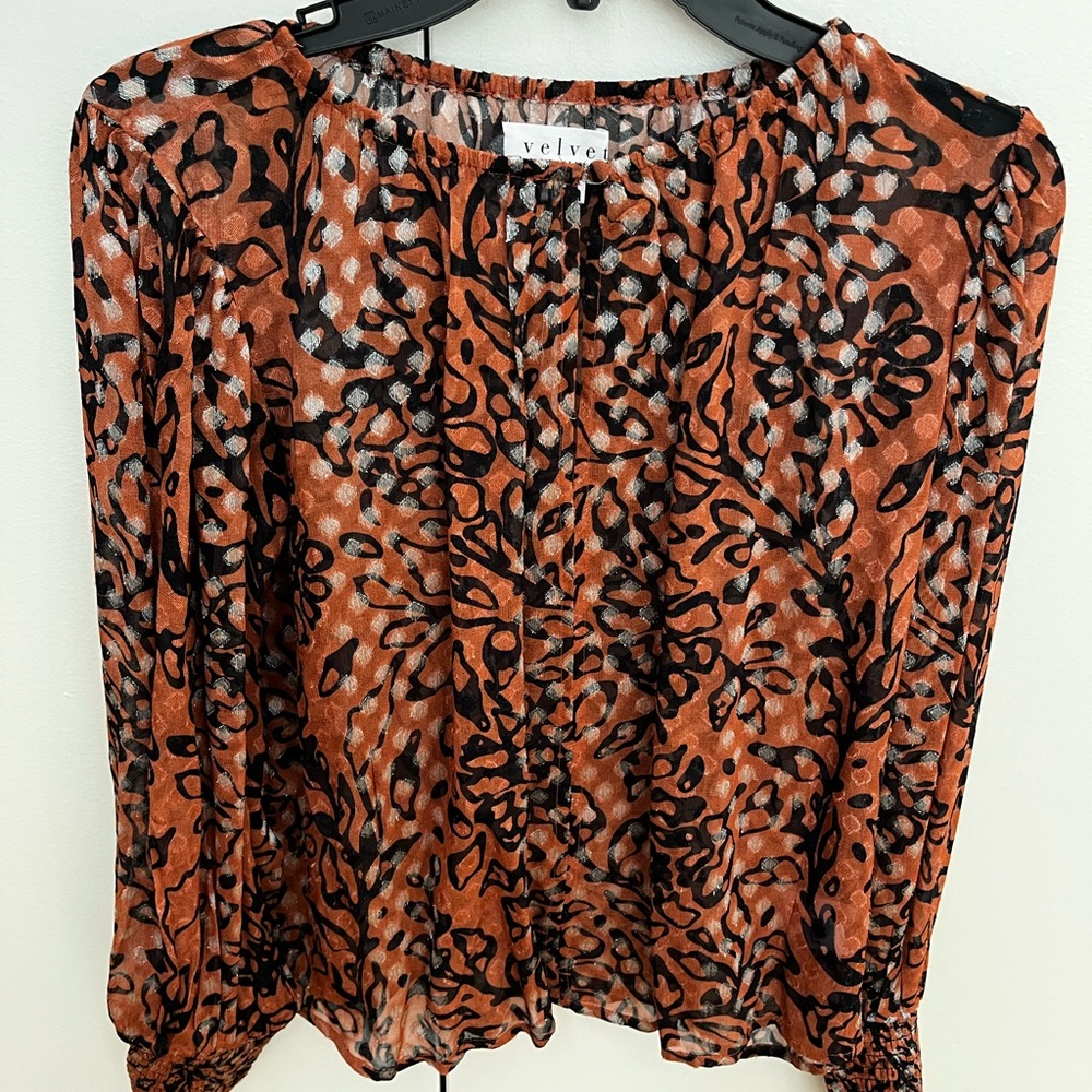 Velvet by Graham & Spencer XS Peach, Black and Silver/Metallic Ruffled Blouse
